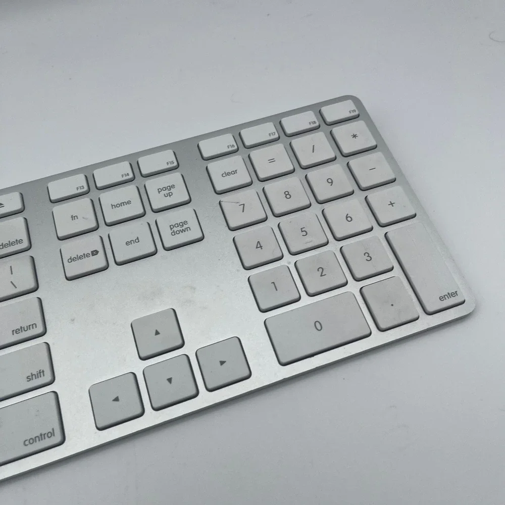 Apple A1243 Wired Keyboard with Numeric Keypad Silver Aluminum MB110LL/B Mac
